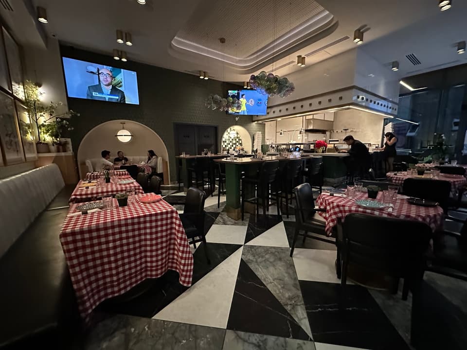 Pazzi Pizzeria — dining room photo 1