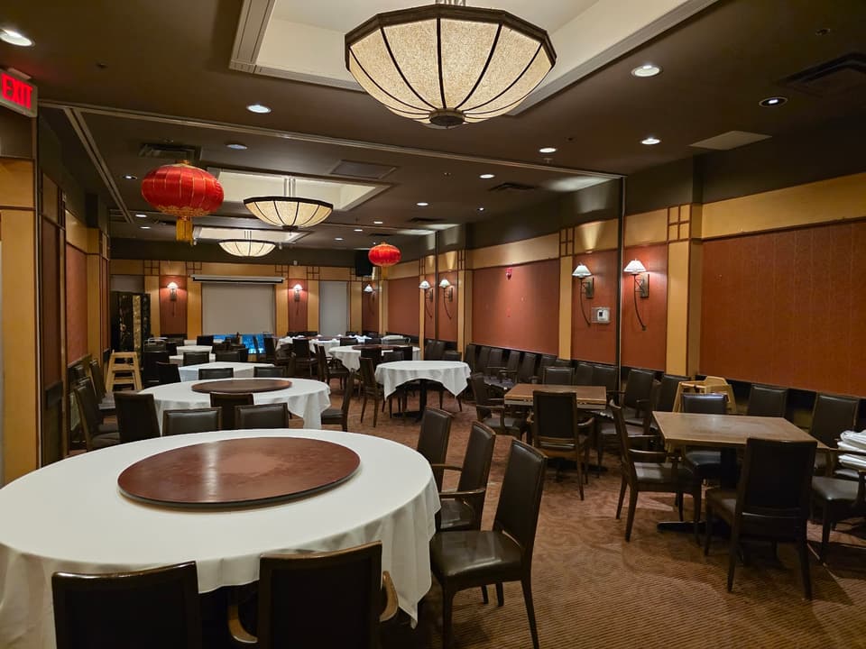 Silver Dragon Restaurant (Calgary) — dining room photo 1