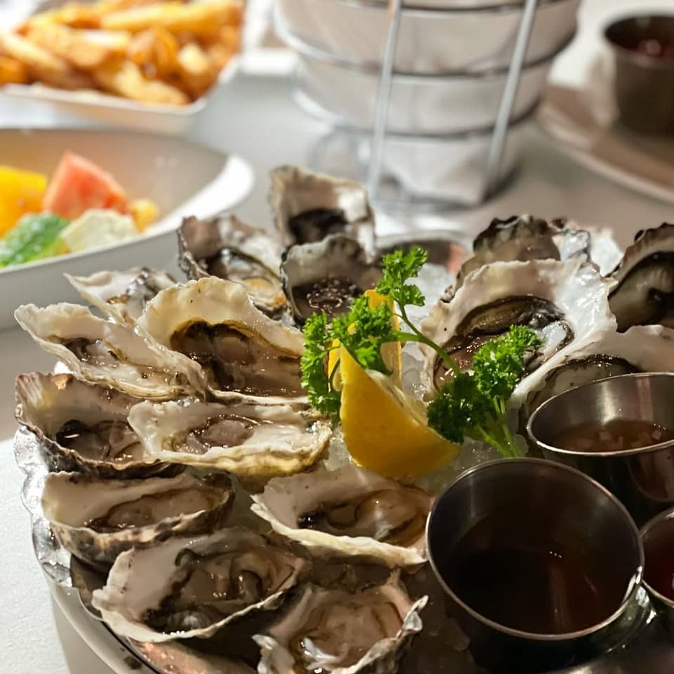 Joe Fortes Seafood & Chop House — dining room photo 1
