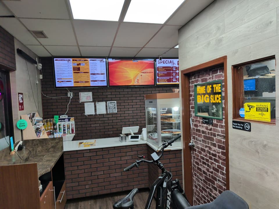 BIG John's Pizza & Donair — dining room photo 2
