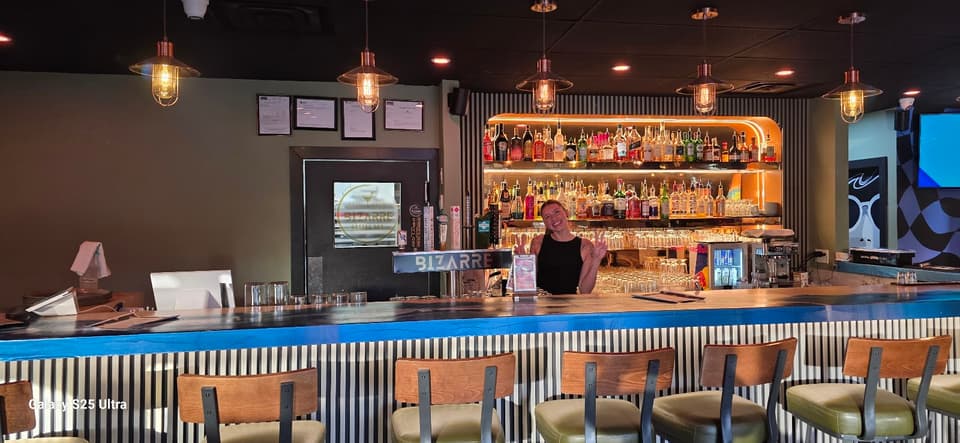 Bizarre Gastro Pub — dining room photo 2