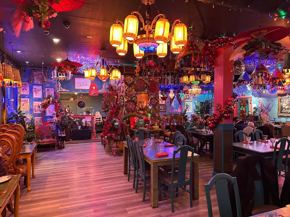 Auttarote Thai Cuisine (Aut-Ta-Rote) — dining room photo 1