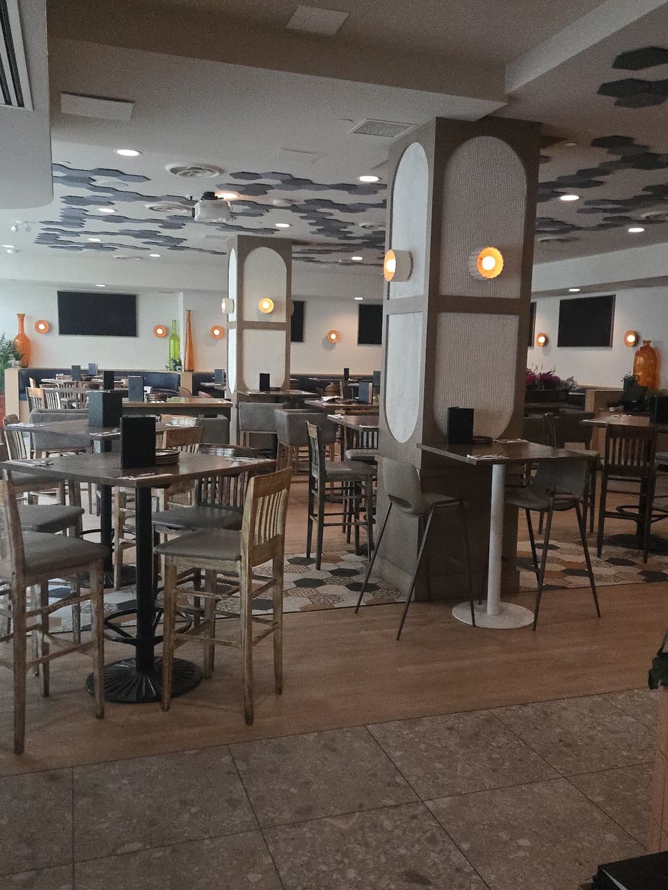 Barcelona Tavern — dining room photo 2