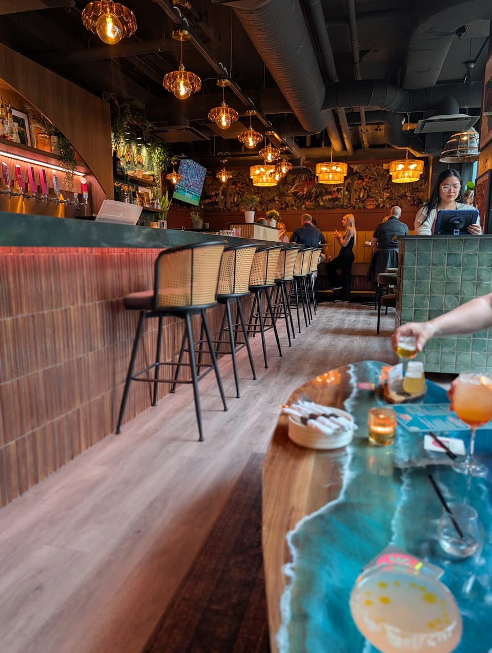 Vaycay Brew Pub — dining room photo 2