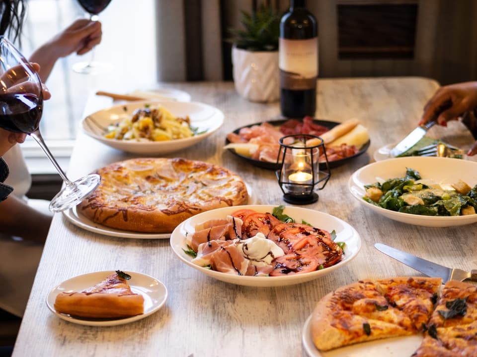 Toto Pizza — dining room photo 1