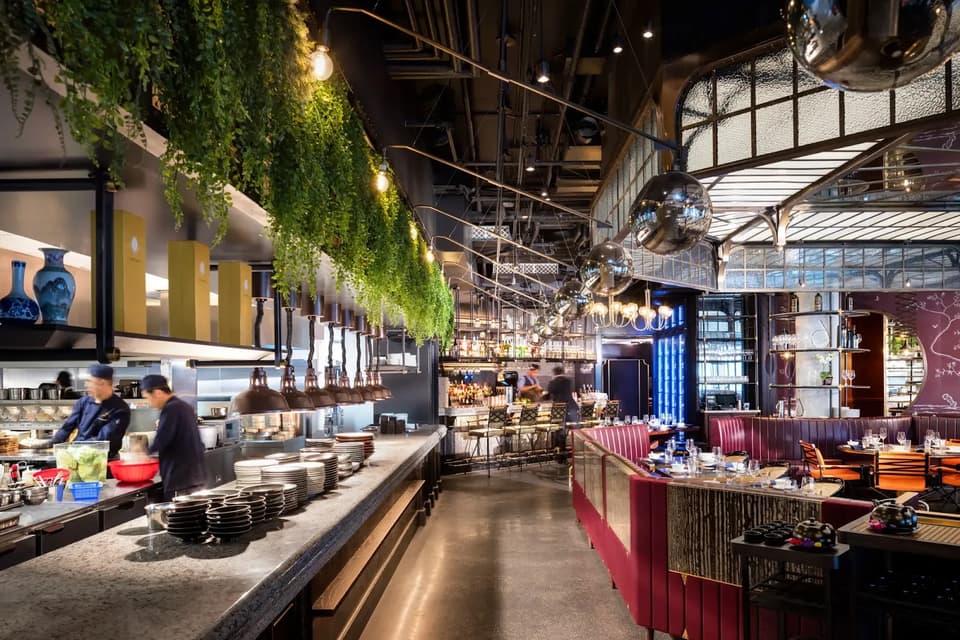 Mott 32 Vancouver — dining room photo 3