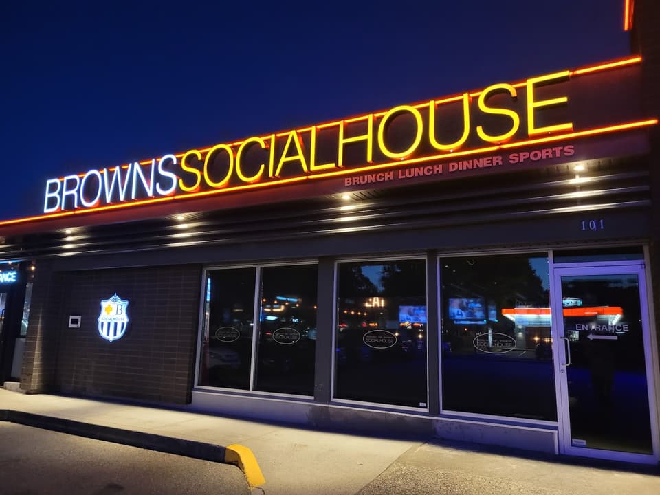 Browns Socialhouse Mission — dining room photo 1