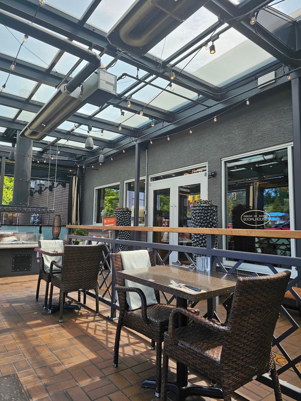 Browns Socialhouse Mission — dining room photo 3