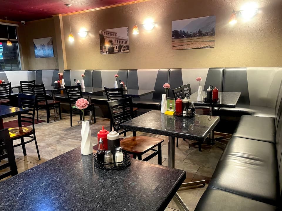 Pho Huong Viet 17Ave SW — dining room photo 3
