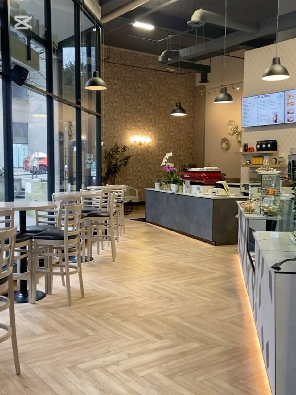 Mangez Mangez Cafe / restaurant/catering — dining room photo 1