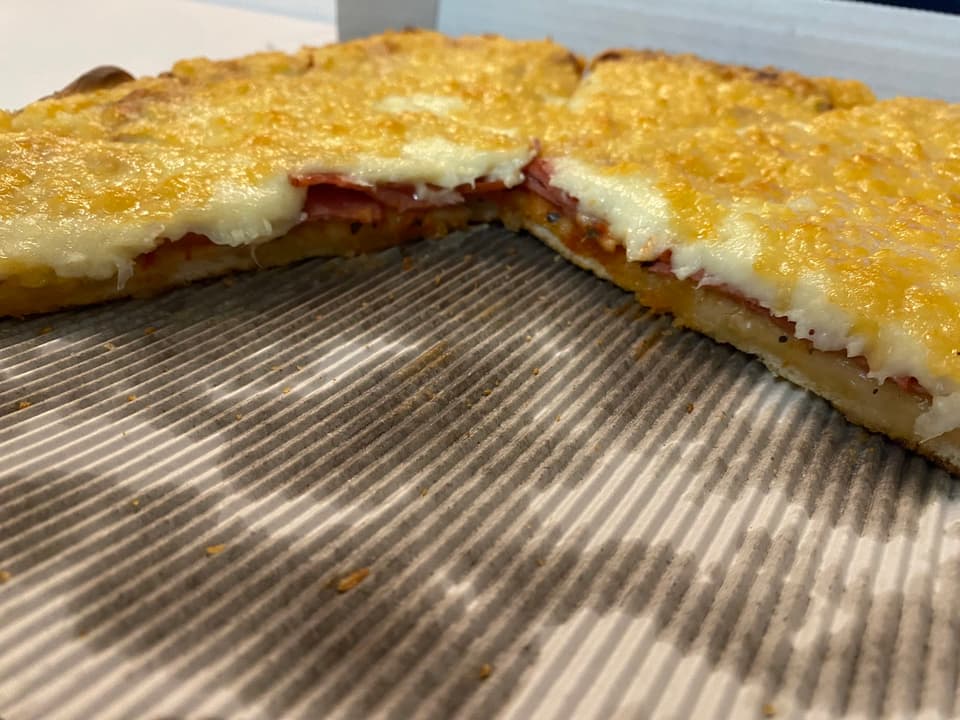 Nikos Pizza — dining room photo 2