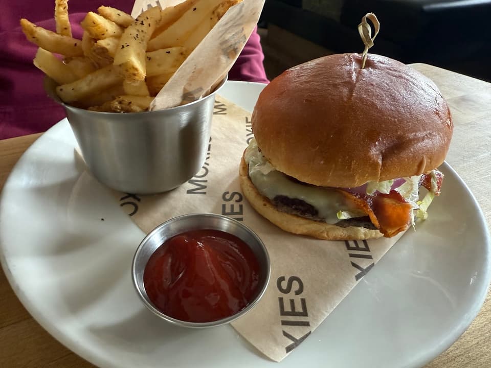 Moxies Calgary Downtown Restaurant — dining room photo 2