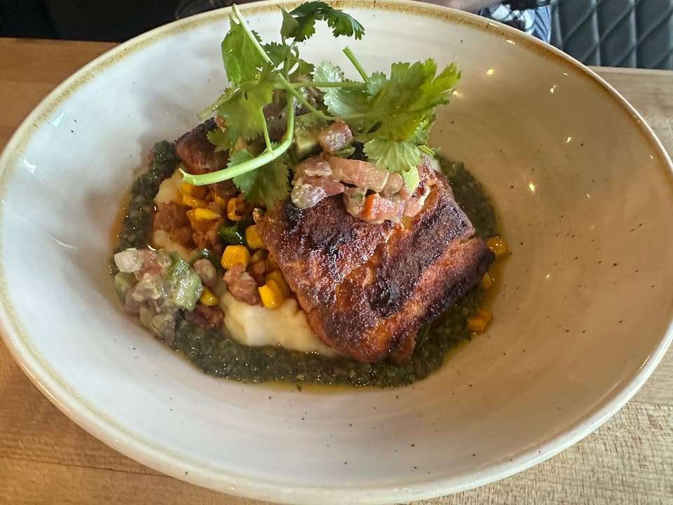 Moxies Calgary Downtown Restaurant — dining room photo 3